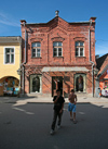 Estonia - Pärnu: teenage smokers and brick façade - people - Baltic - photo by A.Dnieprowsky