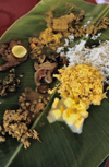 South India: Dal Bat on a banana tree leaf - typical Indian meal - photo by  W.Allgöwer - Dal Bat ist eine typische Mahlzeit in Indien und Nepal. Das Essen besteht aus Reis mit verschiedenen Gemüse und eventuell verschiedenen Fleischgerichten