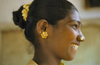 South India: Indian woman with gold jewlry and Bindi - photo by W.Allgöwer