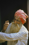 South India: sadhu with turban - photo by W.Allgöwer Ein Sadhu (Sanskrit) ist ein hinduistischer Mönch mit asketischem Lebenswandel, der vom Betteln lebt. In Indien/Nepal werden sie meist sehr respektiert, da ihre Askese nicht nur als persönliche Aufgab
