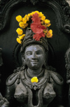 South India: heavenly Nymph with flower decoration - photo by W.AllgöwerDie Frauengestalt stellt eine himmlische Nymphe dar. Die Blumen sind Opfergaben.
