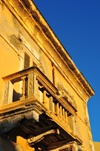 Porto Torres / Pòltu Tòrra, Sassari province, Sardinia / Sardegna / Sardigna: balcony with console brackets - decaying balustrade and plinths - photo by M.Torres
